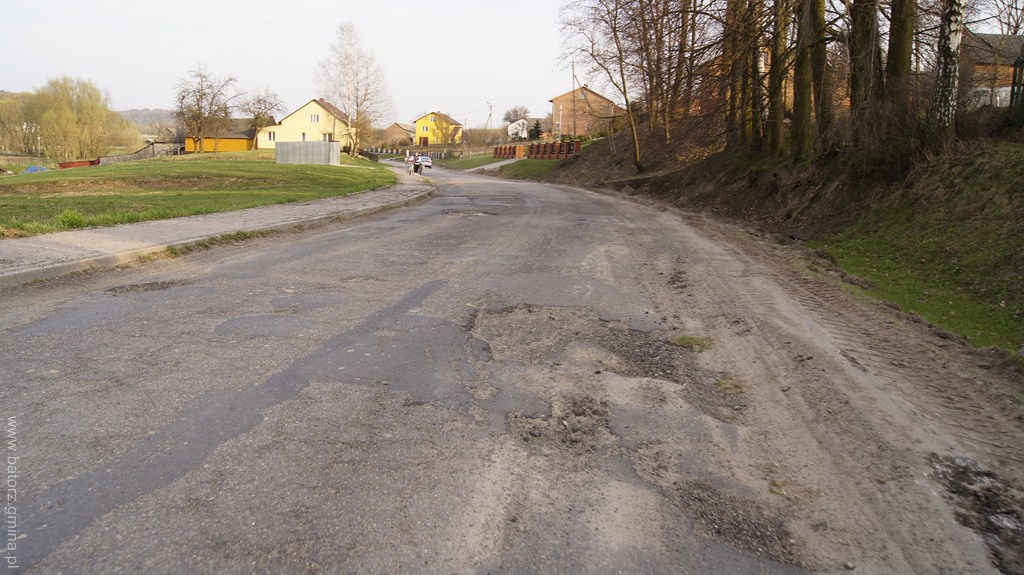 Powiatowa Droga - Batorz Pierwszy - 22 kwietnia 2013 r. przed przebudową
