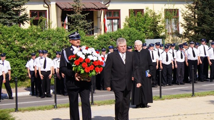 złożenie kwiatów przed pomnikiem ofiar II Wojny Światowej