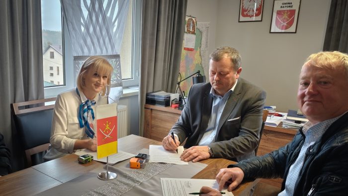 Miniaturka artykułu Podpisanie umowy na przebudowę drogi gminnej w Błażku