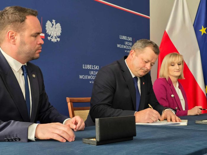 Miniaturka artykułu Kolejna umowa na realizację inwestycji podpisana! – „Przebudowa drogi gminnej nr 108706L w miejscowości Błażek na długości 630m”