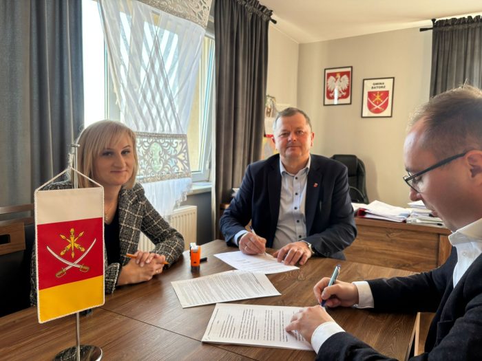 Miniaturka artykułu Umowa na przebudowę drogi gminnej w miejscowości Batorz Drugi podpisana