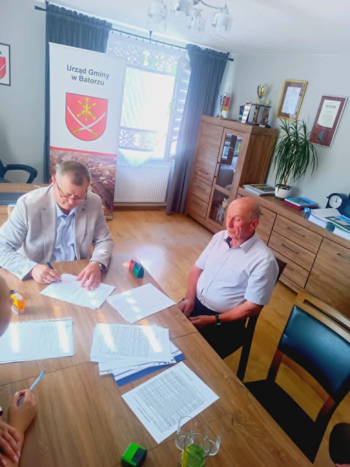 Miniaturka artykułu Podpisanie umowy na remont Drogi Zamkowej